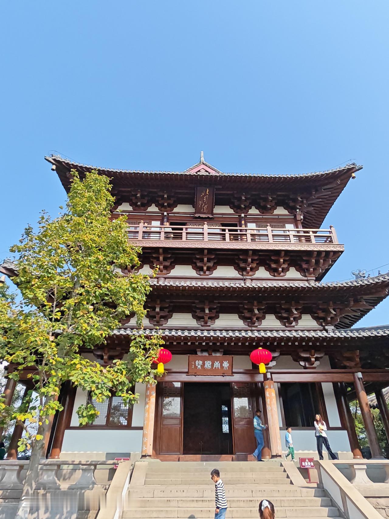 东游漫记：10.11登北固楼
十月十一日清晨，辞别南京，九时抵达镇江。此行登临北