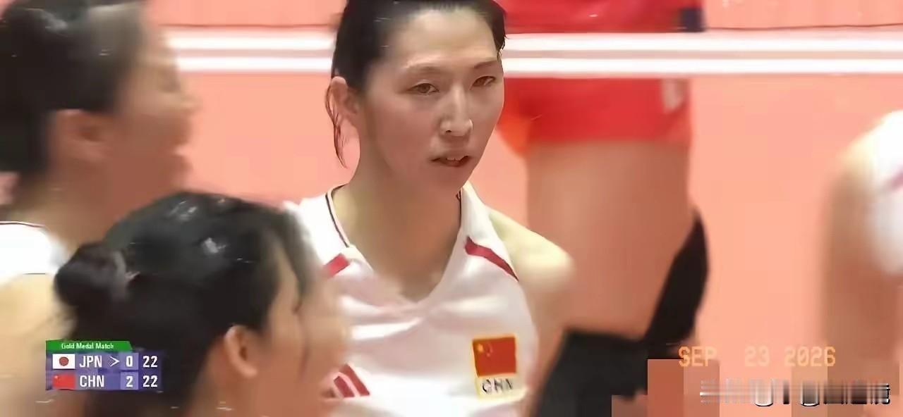 日本女排这回被打脸了吧！
第三局10:2领先中国女排，日本场上球员、主教练以及替