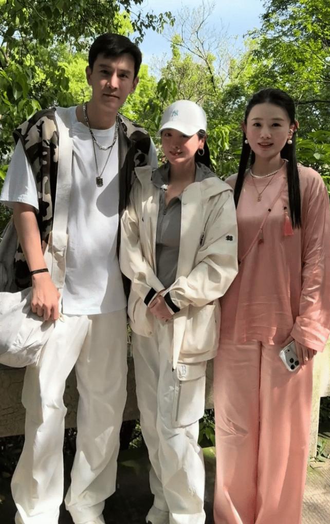 还得是小李琳！
漂亮的女粉丝想抢先站在他老公经超旁边拍照，被她一手推开，示意让她