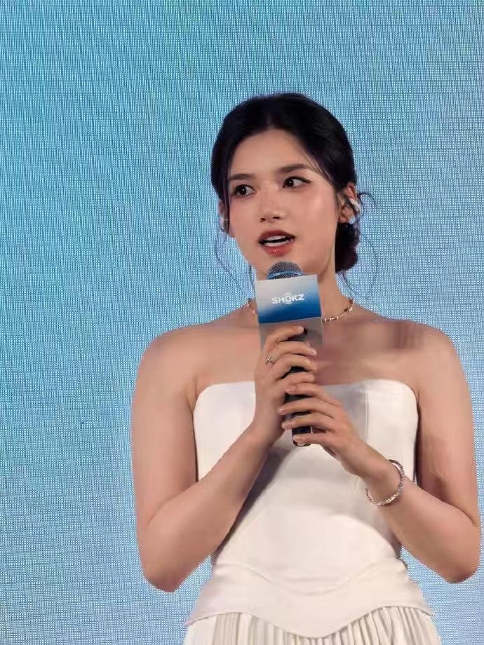 张婧仪到底是生图还是神图 张婧仪白色抹胸裙凌乱盘发 张婧仪白色抹胸裙凌乱盘发，张
