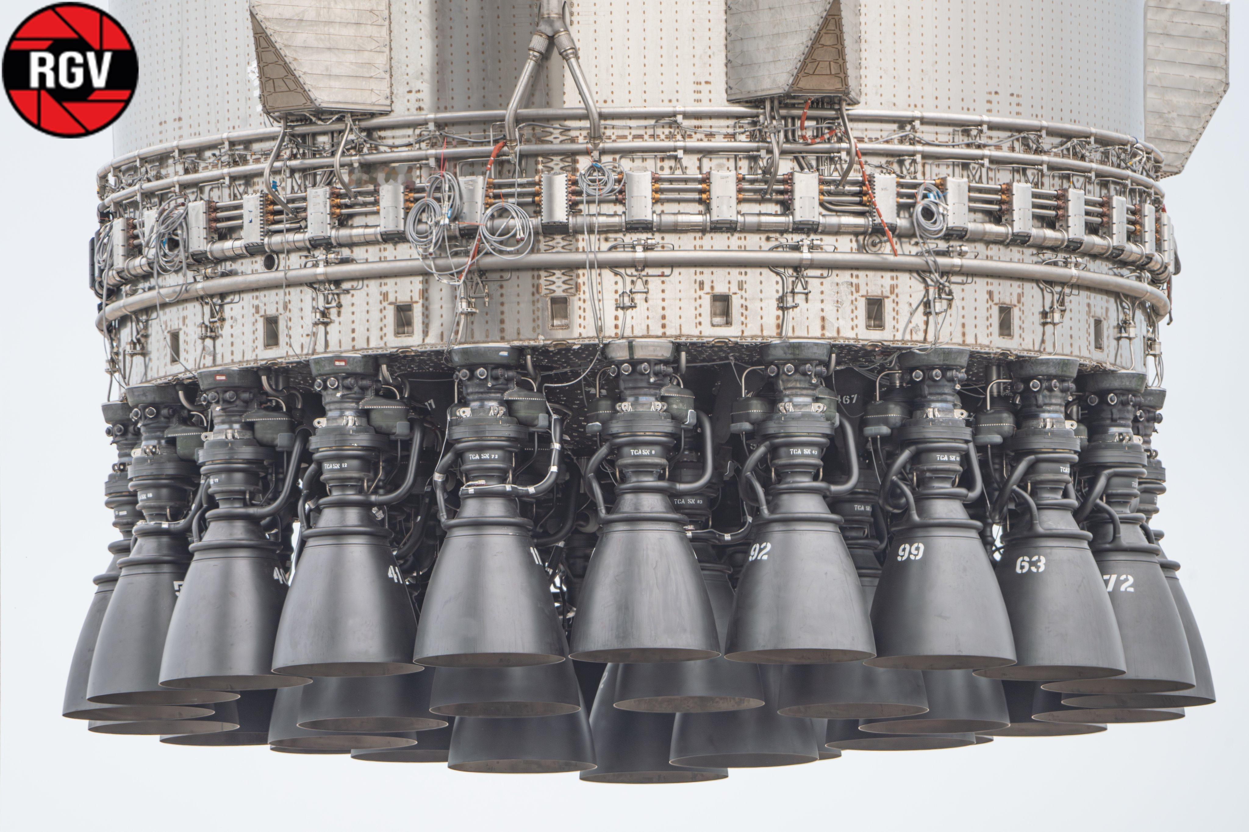 SpaceX星舰超重助推器B19装完33台猛禽3发动机 