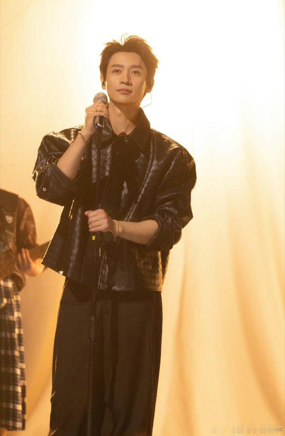 魏晨完全daddy级别大侦探 什么叫舞台王者？魏晨完美诠释！黑色霸气，灰色深情，