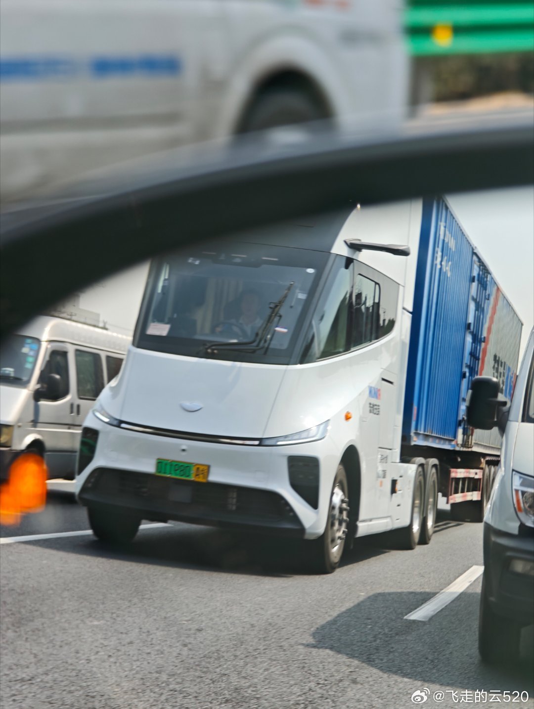 这模仿特斯拉前脸的大货车，回头率挺高啊 