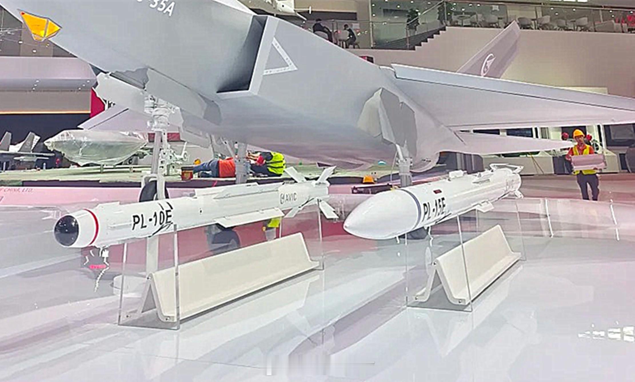 PL-15E，尾部弹翼是折叠的？放大看不清楚。 ​​​