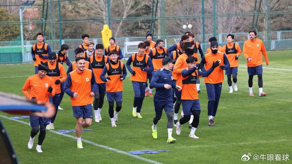 很丰富的内容哦！牛眼看球采访vlog：泰山队训练游戏欢乐多，新外援完整参加合练网
