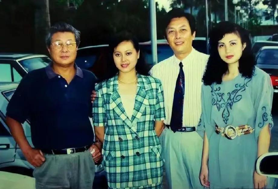 影界公认最帅的两位男星终于同框。他们的着装应该是九十年代。王心刚帅得儒雅，唐国强