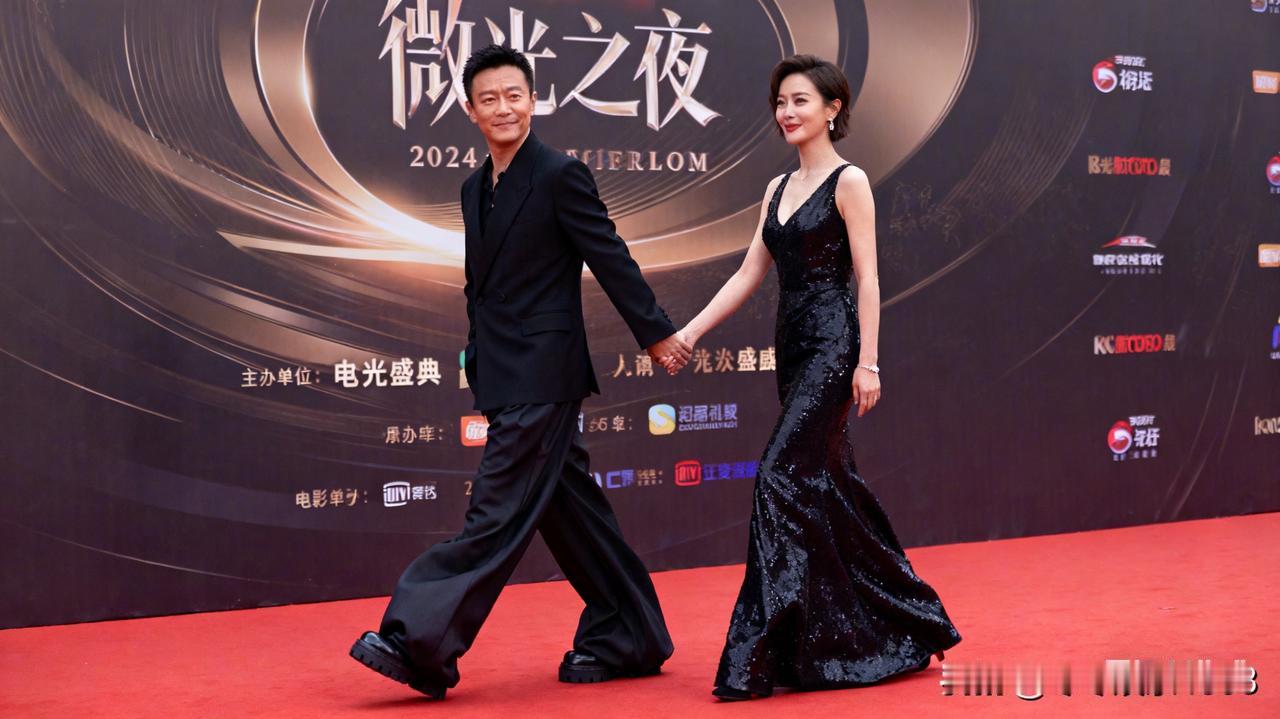 2025 年流光盛典红毯上，佟大为和关悦手牵手亮相，甜蜜氛围溢出屏幕。此前他们还