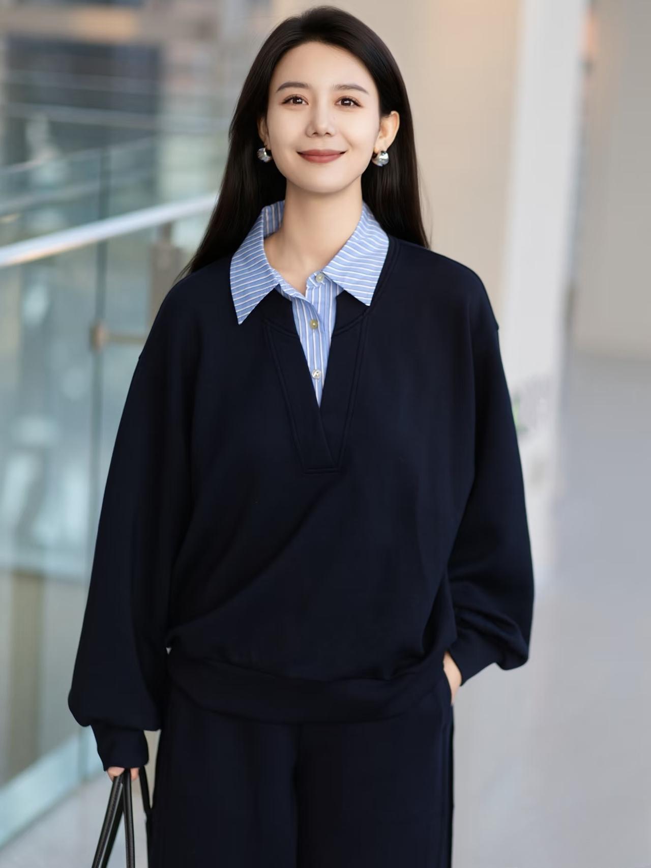 女生如何穿搭看起来时尚更有品味呢大方得体的服装，简单的饰品，淡淡的妆容，令人感到