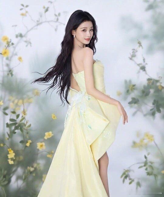 孙怡婚纱她在乘风2026中，身穿婚纱与陈瑶一起唱歌……这歌声很优美，婚纱穿着好漂