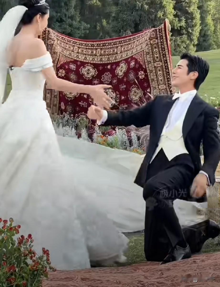 哈哈，麦迪娜&姜潮补办婚礼，切糕冲上热搜！
网友调侃，婚礼最大奢侈品“切糕”，最