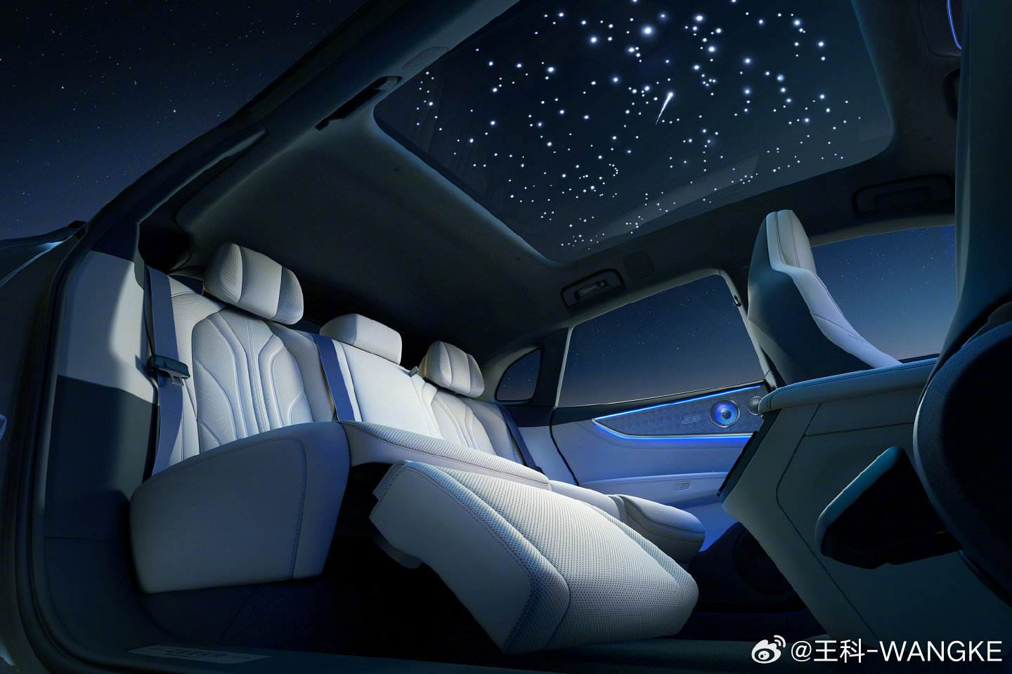 焕新极氪001打造星空音乐厅 极氪001这次的内饰焕新，确实把“星空音乐厅”的概