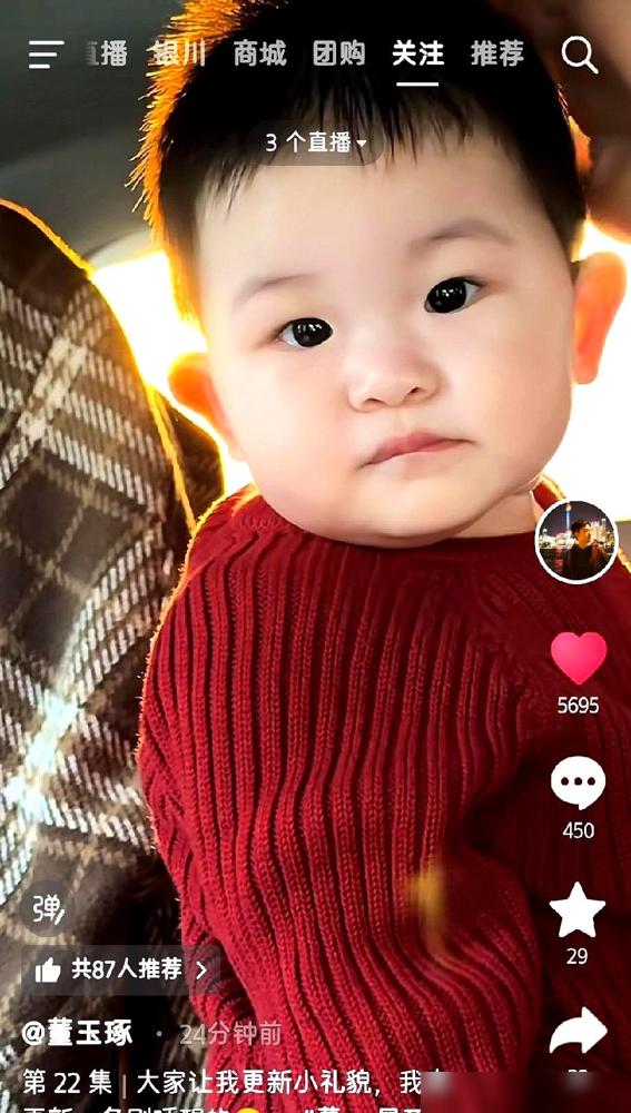 与辉同行的董董，辛辛苦苦干一年，结果被一个刚睡醒的娃给“截胡”了。
 
跟着董宇