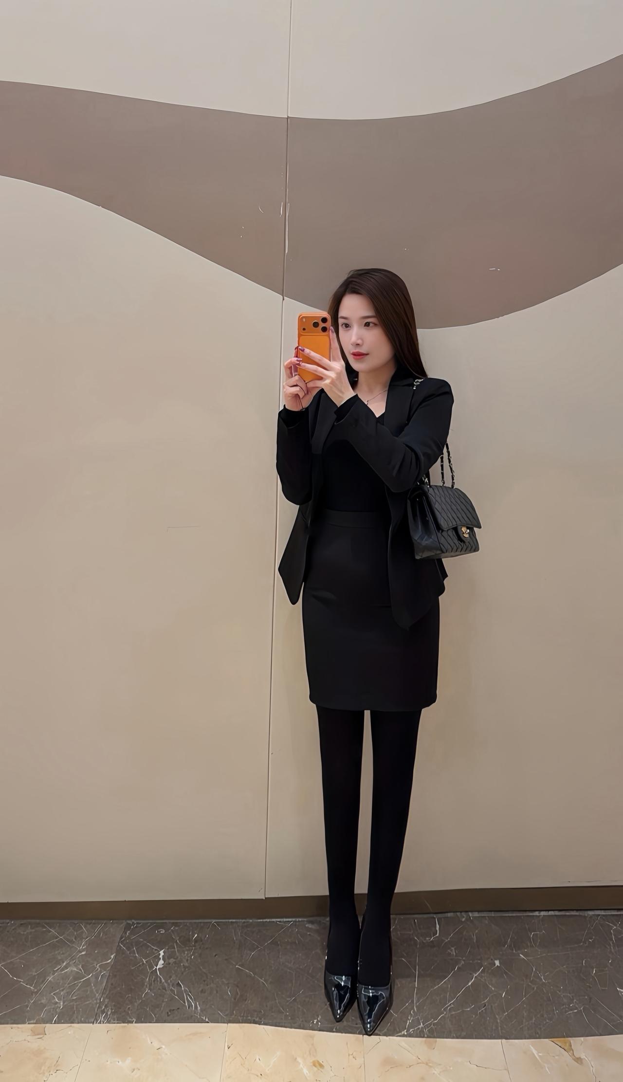 你看，女人全身黑，到哪都OK！