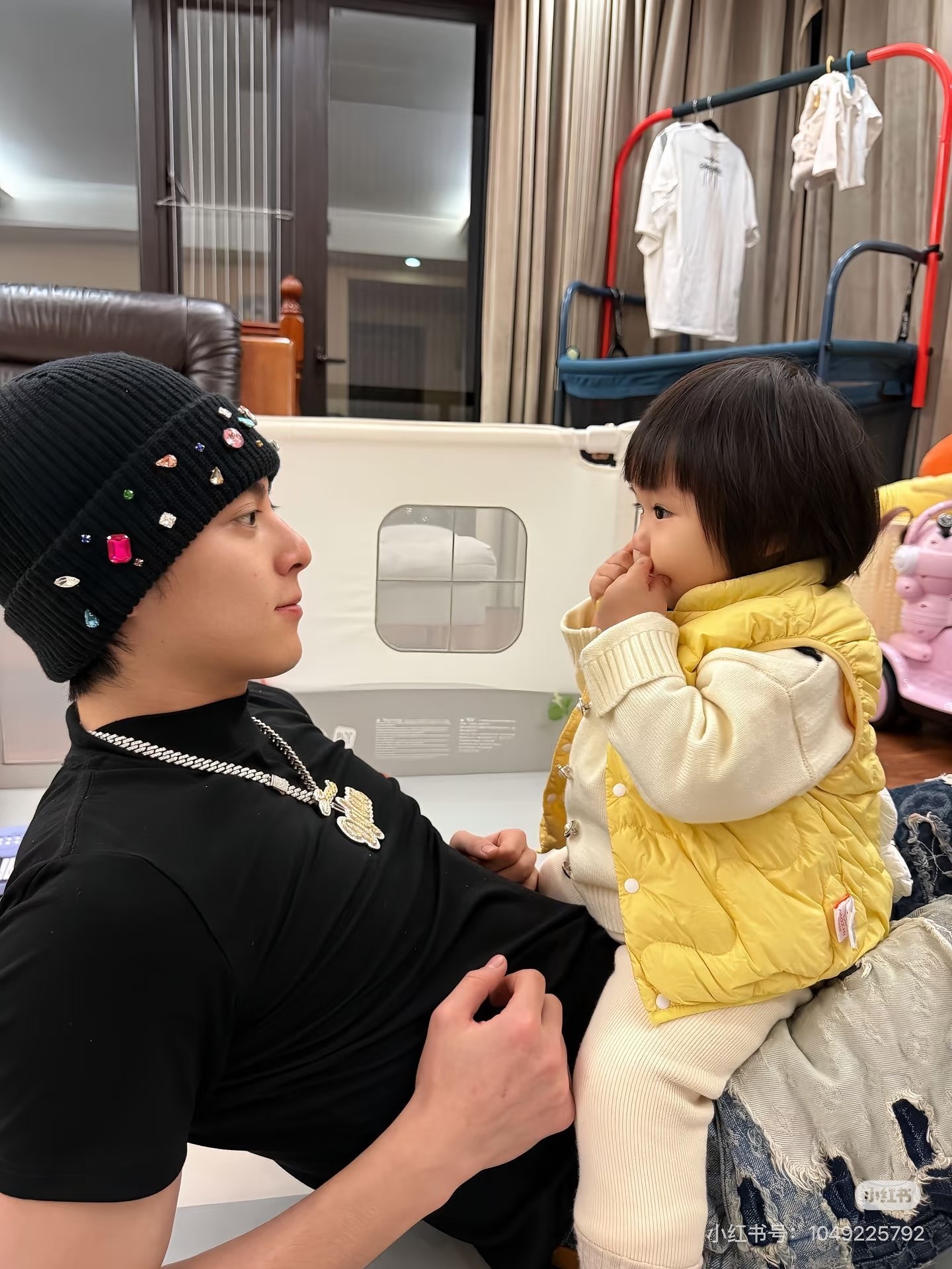 王鹤棣和王齐铭的女儿合照以后肯定是个女儿奴～[拜托][拜托] 王鹤棣很会带娃的小