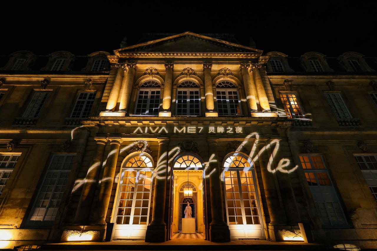 如果车有眼睛，你会先看它哪里？AIVA ME7的答案，是眼神。

AIVA总裁李