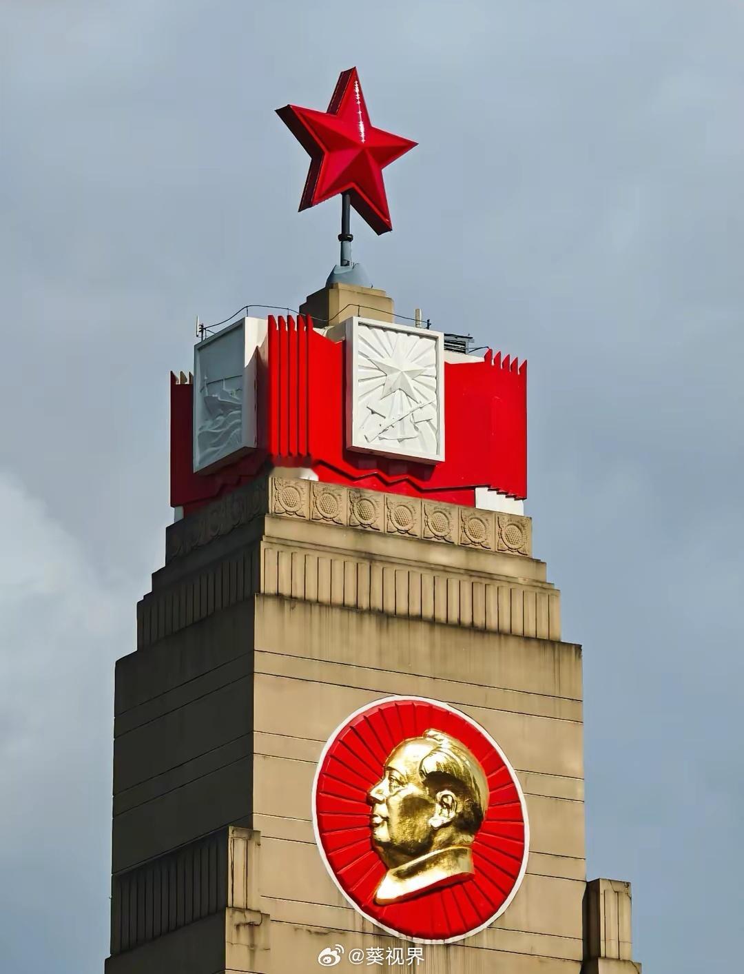 武汉横渡长江博物馆，镶嵌教员像章的纪念碑。全景浩然正气，中景庄严肃穆，特写——欲