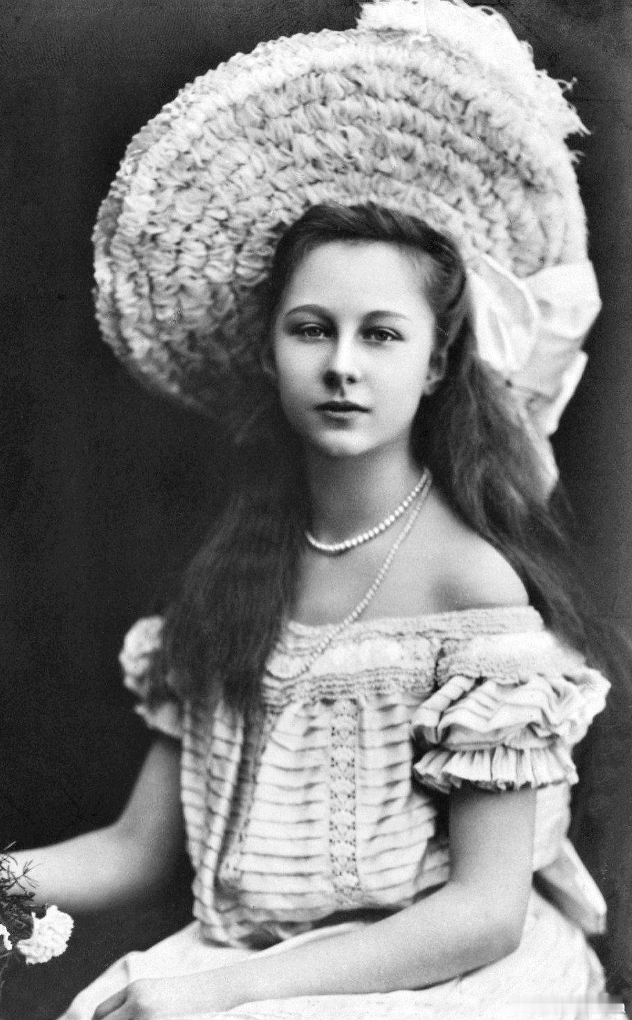 西洋历史文化鱼缸 历史人物 1907年，15岁的普鲁士的维多利亚·路易丝公主（V