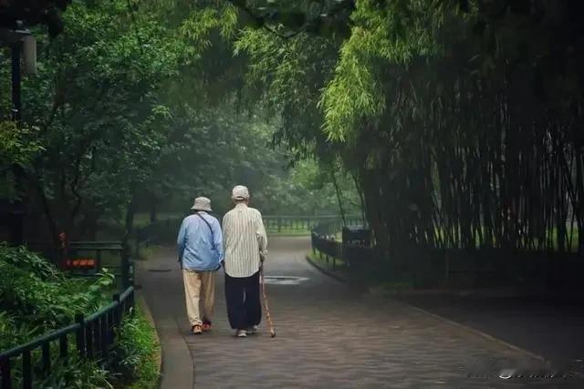 儿女和父母是一场短暂的旅途。儿女结婚了，迟早要离开父母。从生活里，从心里会和父母