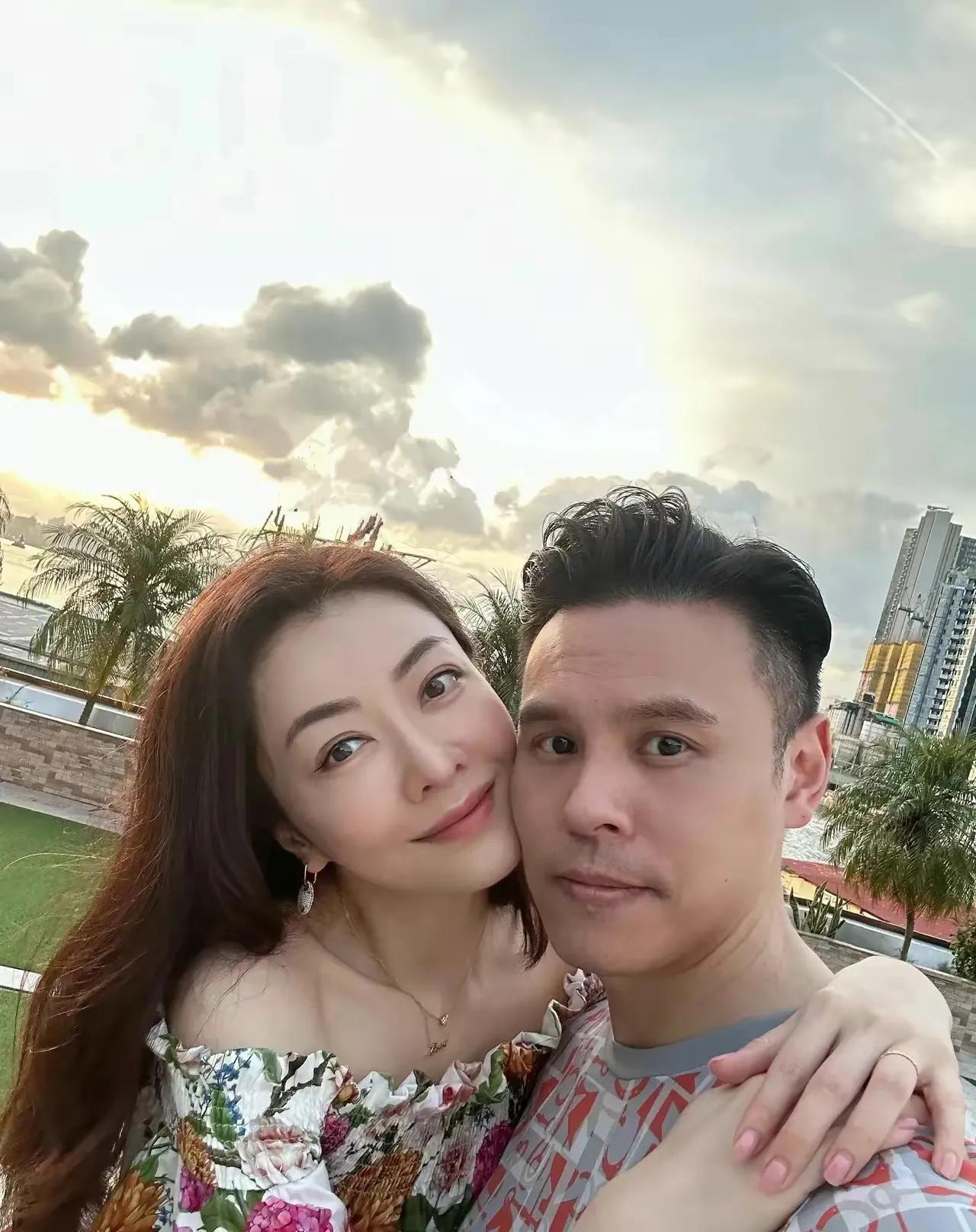 熊黛林与老公也恩爱，晒大头照亲密无间，看着就很幸福！
熊黛林模特身材，穿白色背心