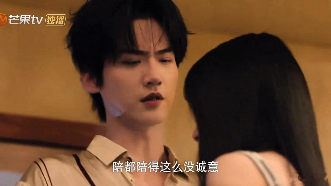 看炽夏一边吐槽一边上头以预谋开篇，以心动续章，炽夏的夏日情愫满是酸涩，每一次拉扯