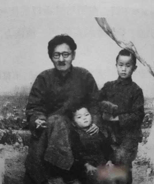 1943年，西南联 大决定聘请沈从文为文科教授，月薪360元，大家举手同意。不料