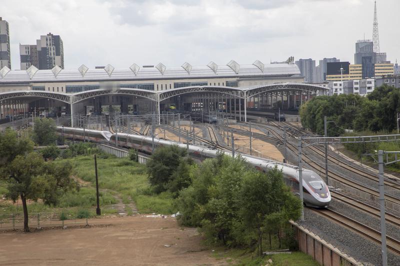 东北冬天冷得离谱，气温常达零下三四十度，大雪还老来捣乱，但高铁却能在雪窝子里以3