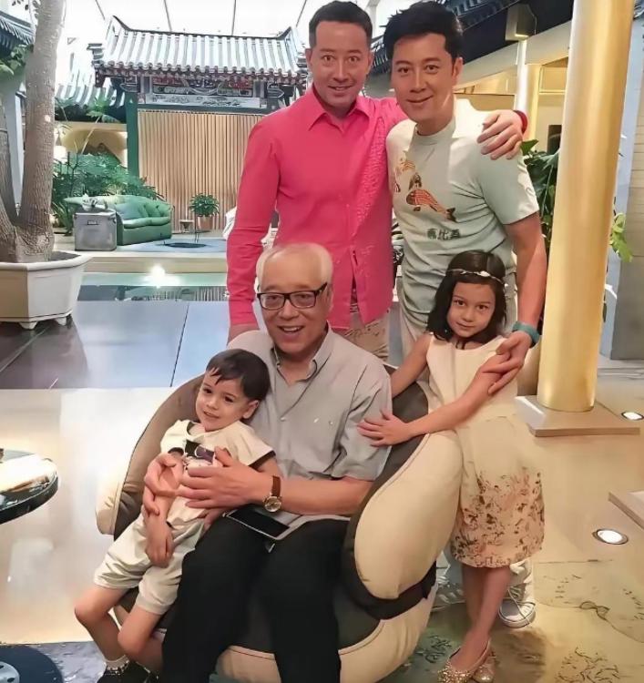 蔡国庆给亲弟弟发了20年工资，每月转两万2万，总共480万，就干一件事，在家看着