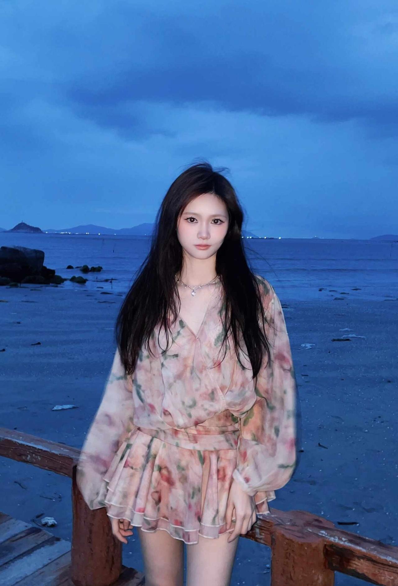 把海边的蓝调穿在身上🌊
拍了就要发 海不见我我自见海 海边拍照蓝调时刻 海边穿