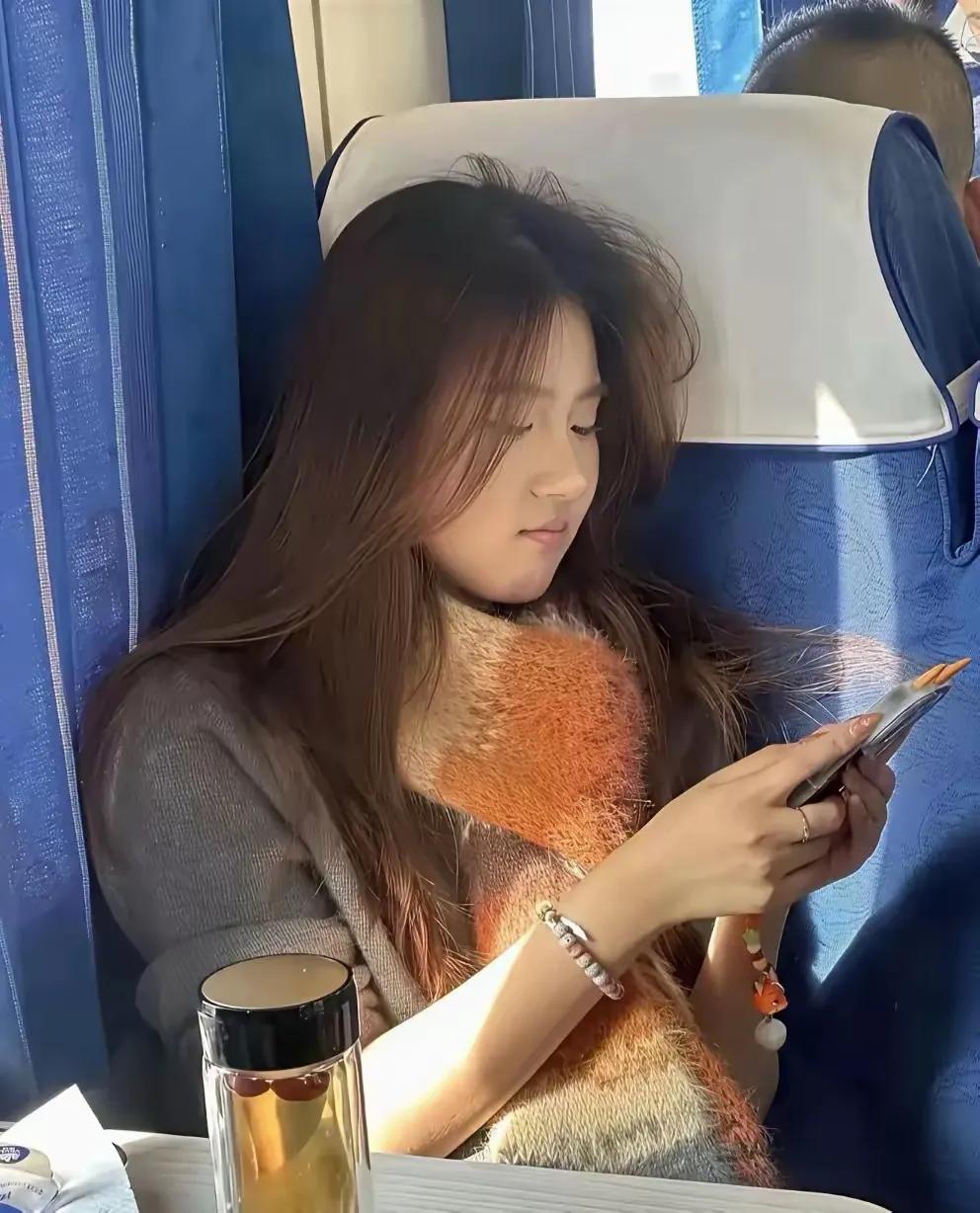 久违了的小龙女，脸上终于露出了笑容，是父亲成龙接纳她们母女了吗！成龙犯的错，一辈