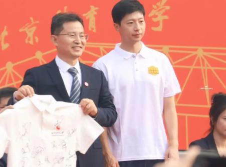 马龙卸任国乒队长不到48小时，名字就挂在了北京体育大学博士拟录取名单上，运动训练