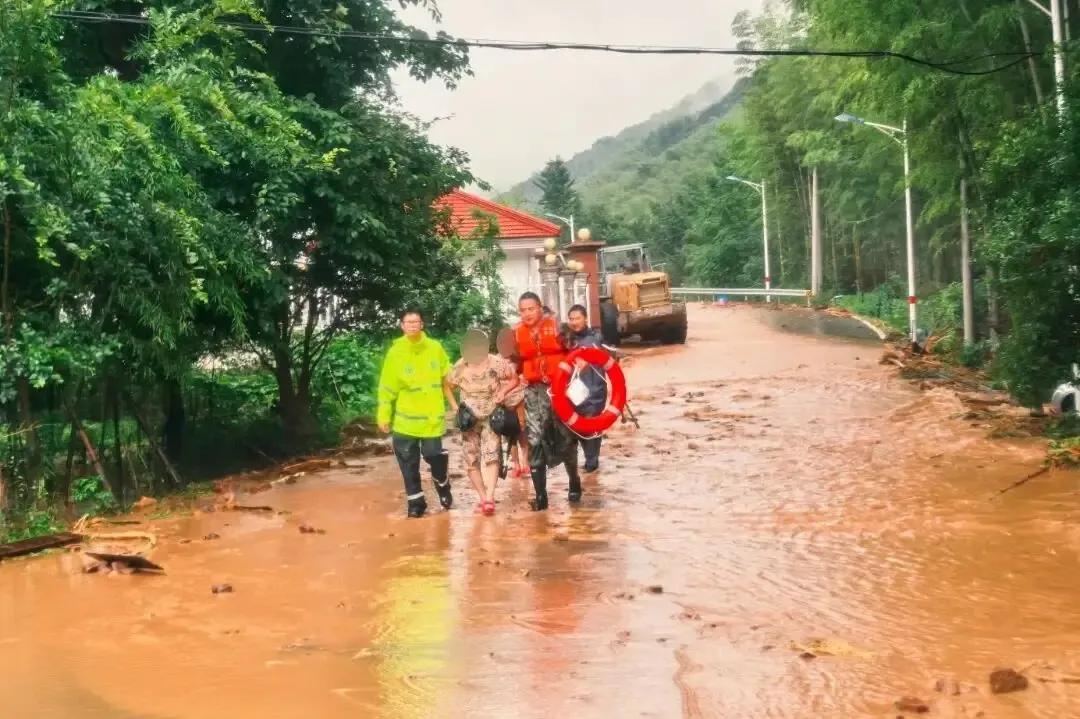 暴雨疯狂砸向湖州，多地内涝、河水猛涨，可这座城没乱。
你看，吴兴区村支书带党员蹚