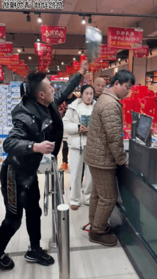 一招制敌，
沉着冷静不慌不忙！
我没你强壮，
我没你高大，
但是我绝对不能认输！