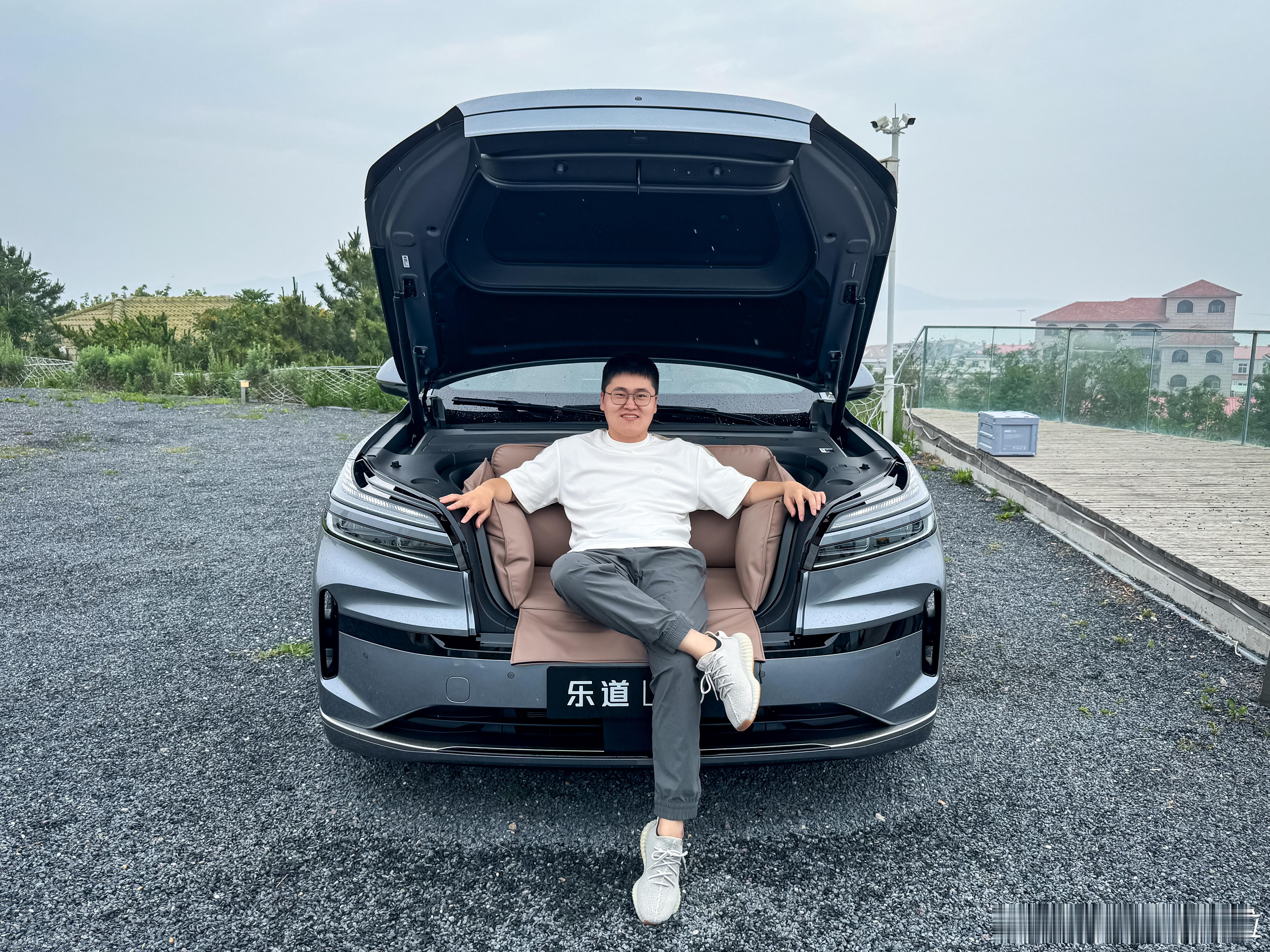 给大家聊聊乐道L90 的空间表现。图中的我身高 180cm，二排腿部空间一拳情况