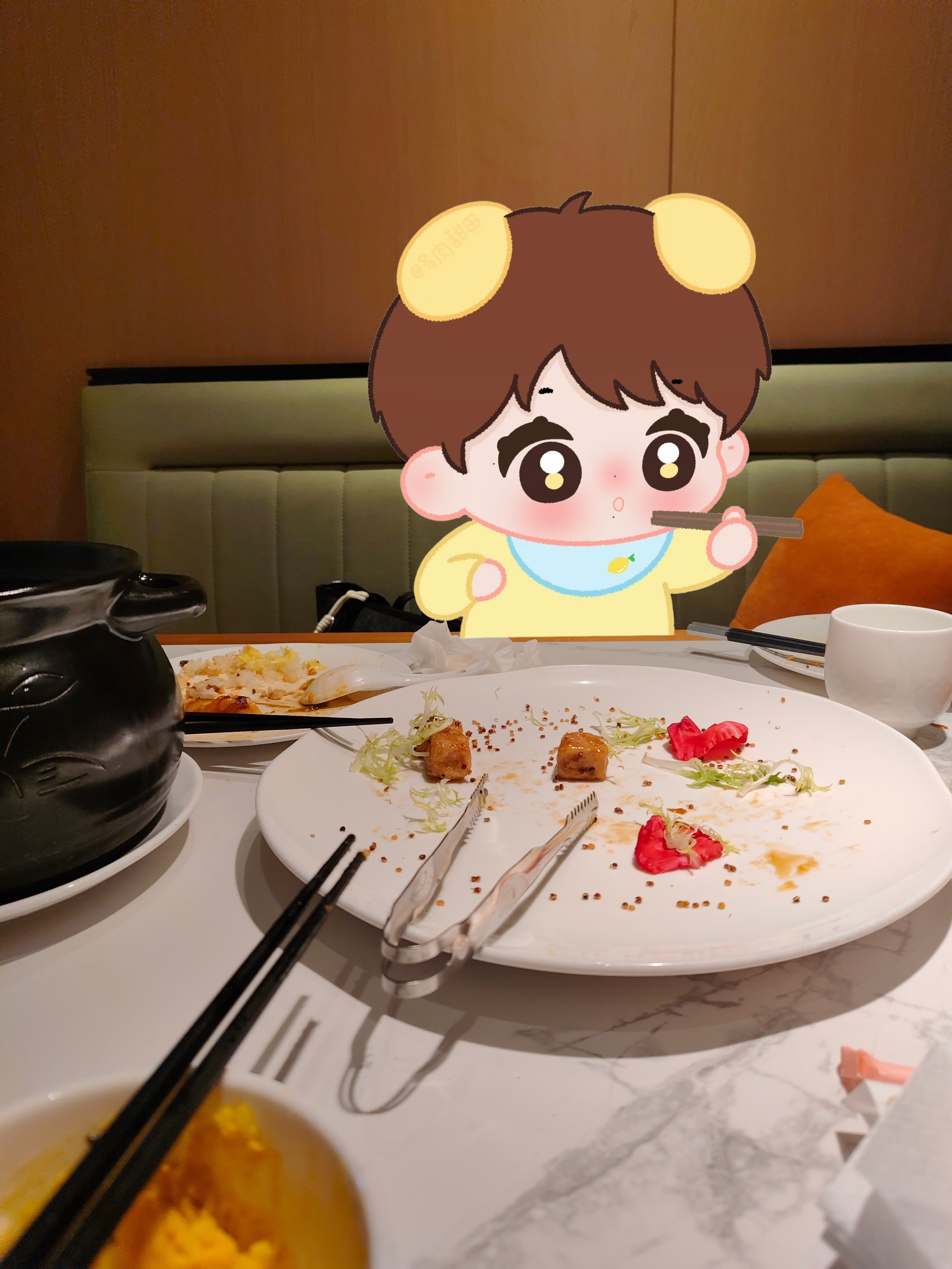 这谁家小孩，我正吃着饭呢他进来就开始吃了 