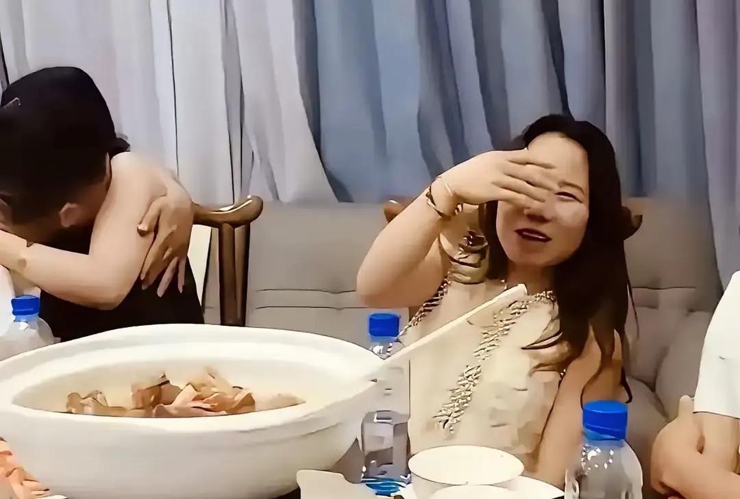 老同学刚碰杯，就有人红着眼站起来说暗恋她二十年，还问能不能抱一下。
满桌瞬间安静
