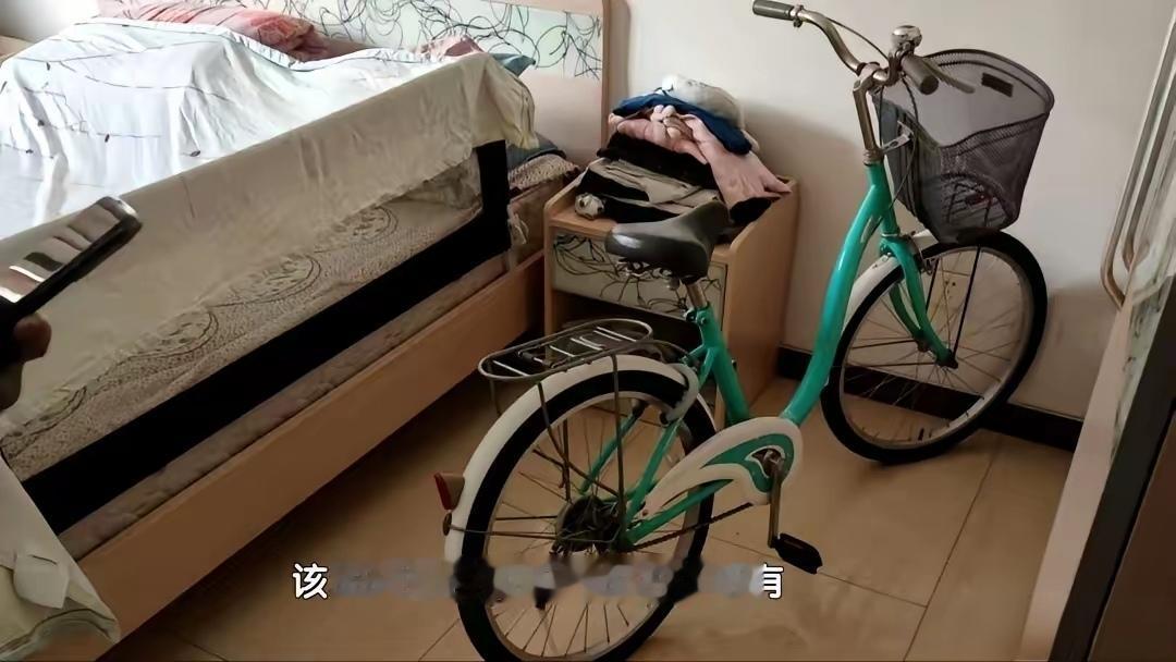 “离了大谱！”女子骑走商场停车场未上锁破旧自行车，被罚后辩称“以为是共享单车”，