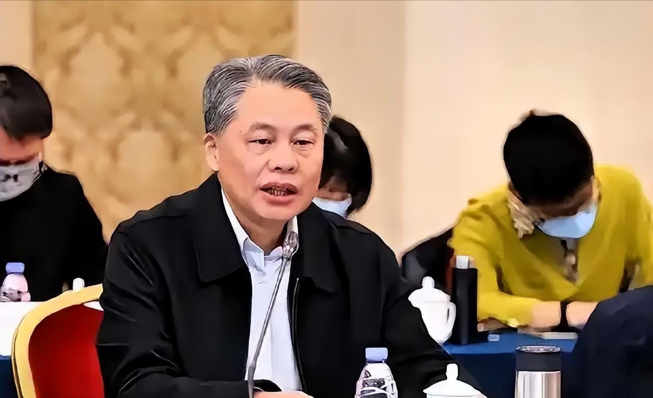 真是一针见血！全国政协委员黄德宽曾提案直言：全球找不到第二个国家，像我们这样把外