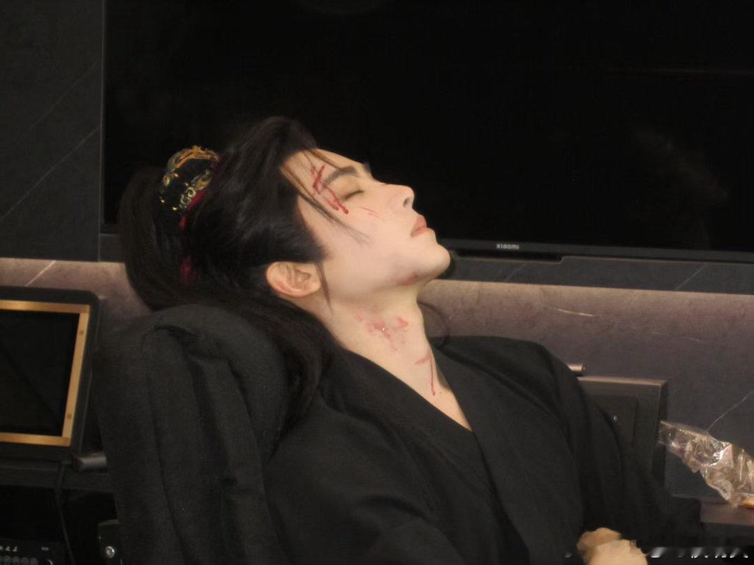 侯明昊 挑战和萧无衣对视 全网挑战开启！萧无衣的眼神杀伤力拉满，侯明昊用细腻微表