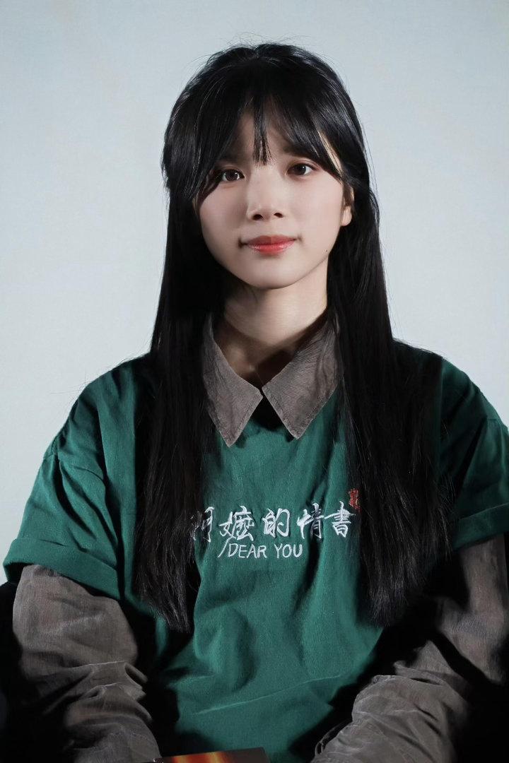 猫的树我找到你的新女主了 李思潼这组照片的氛围感，简直就是猫的树剧照！那种介于少