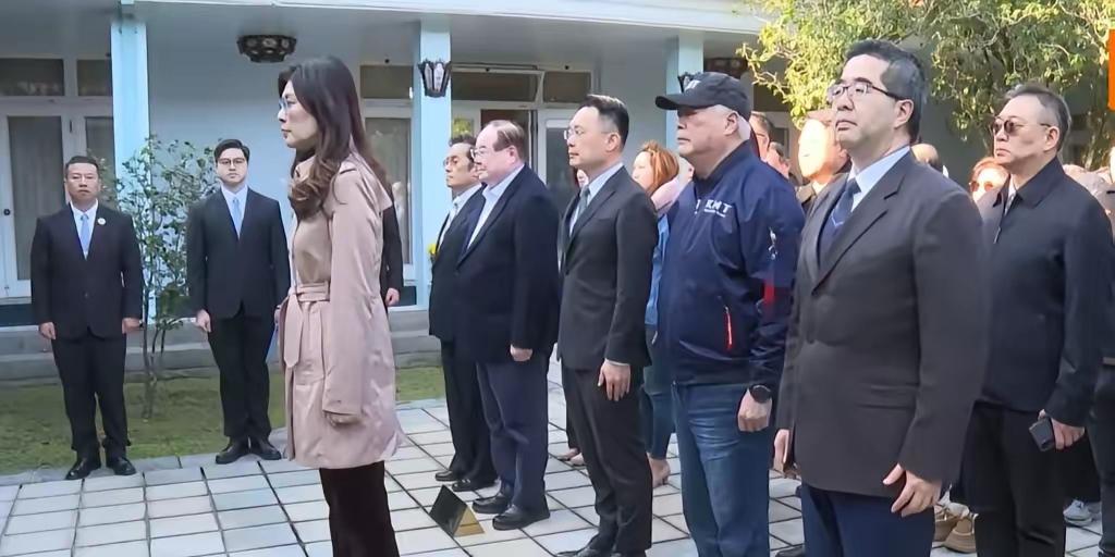 郑丽文拜谒蒋经国陵墓，蒋万安怎么没来？国民党主席郑丽文带领副主席萧旭岑等党内人士
