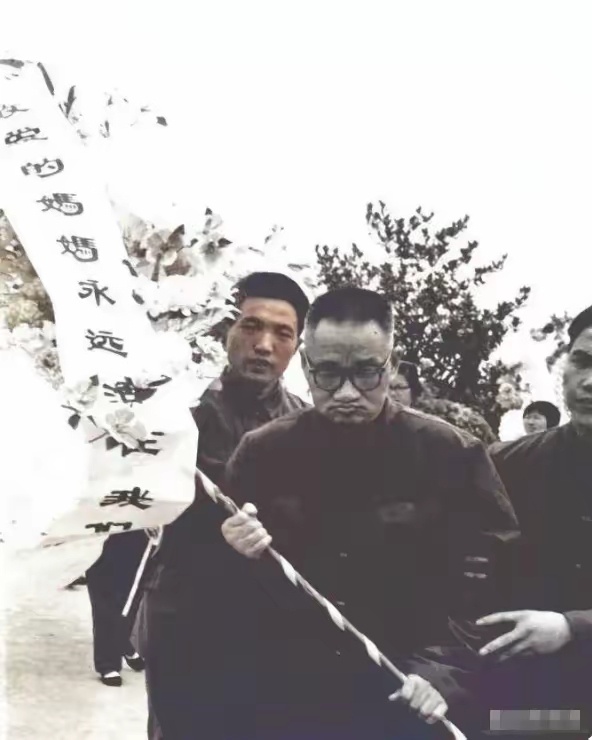 70年代，毛岸青回到湖南板仓，手捧花圈来到母亲杨开慧的墓前。照片中，他神色凝重，