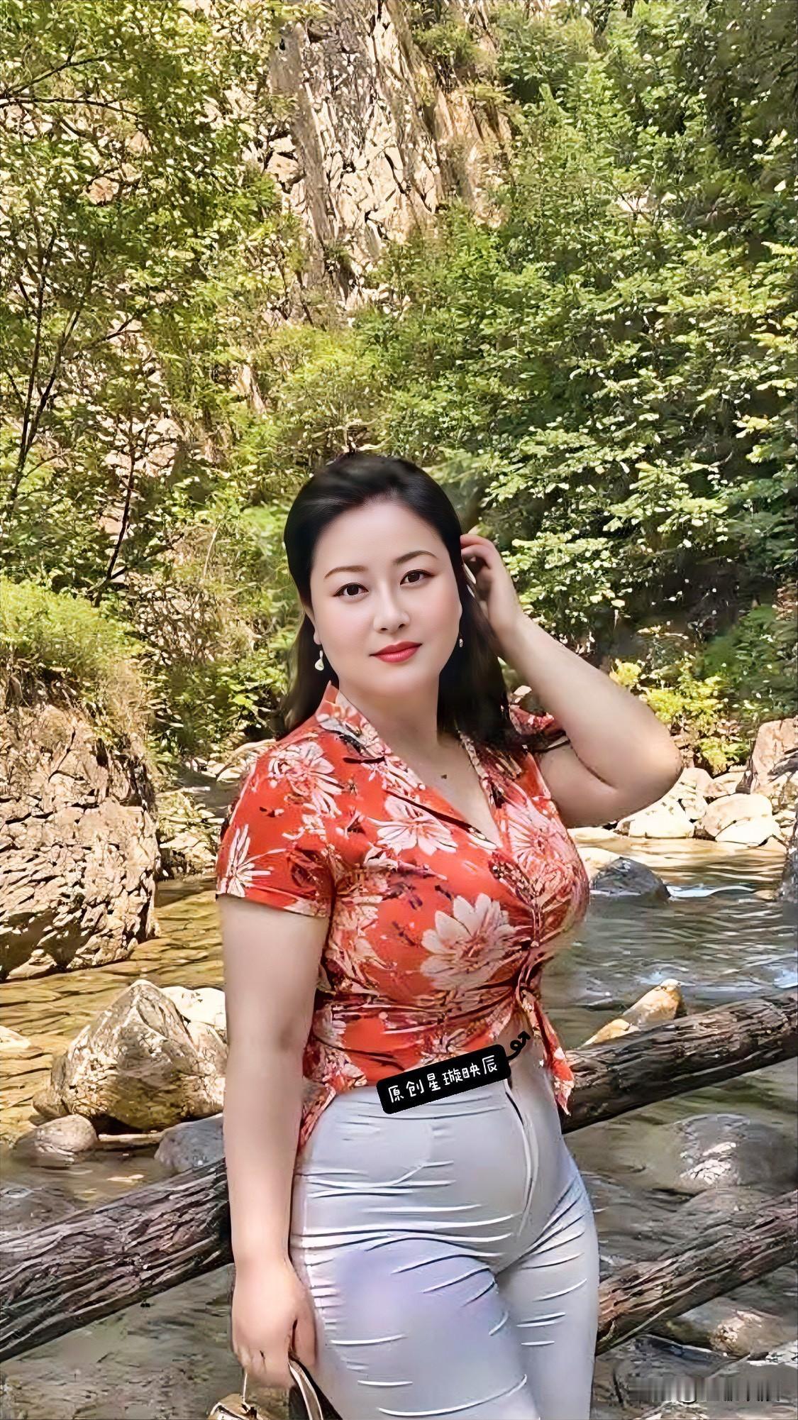 生活总有万般无奈，所幸人间尚有山海。用宠大的世界稀释痛苦，用微小的事情感知幸福。