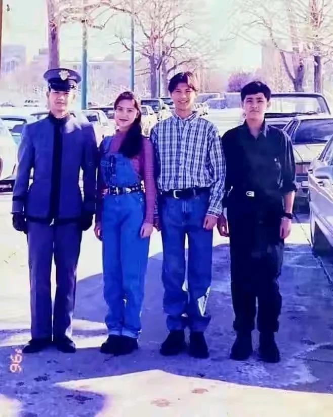 当年洪森大女儿和三个儿子恰是青春美好少年时，男帅女美。如今他们都人到中年，洪森大