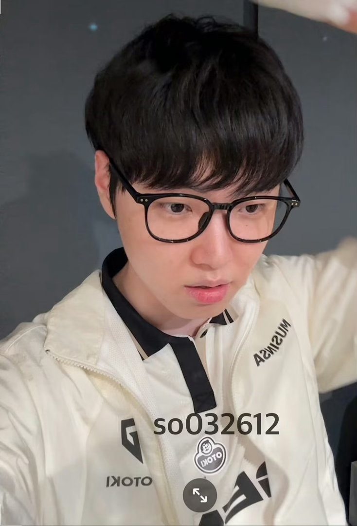 哈哈哈，GG不是赛前开香槟拍MSI队服吗？这也太搞了T1的MSI队服11支MSI