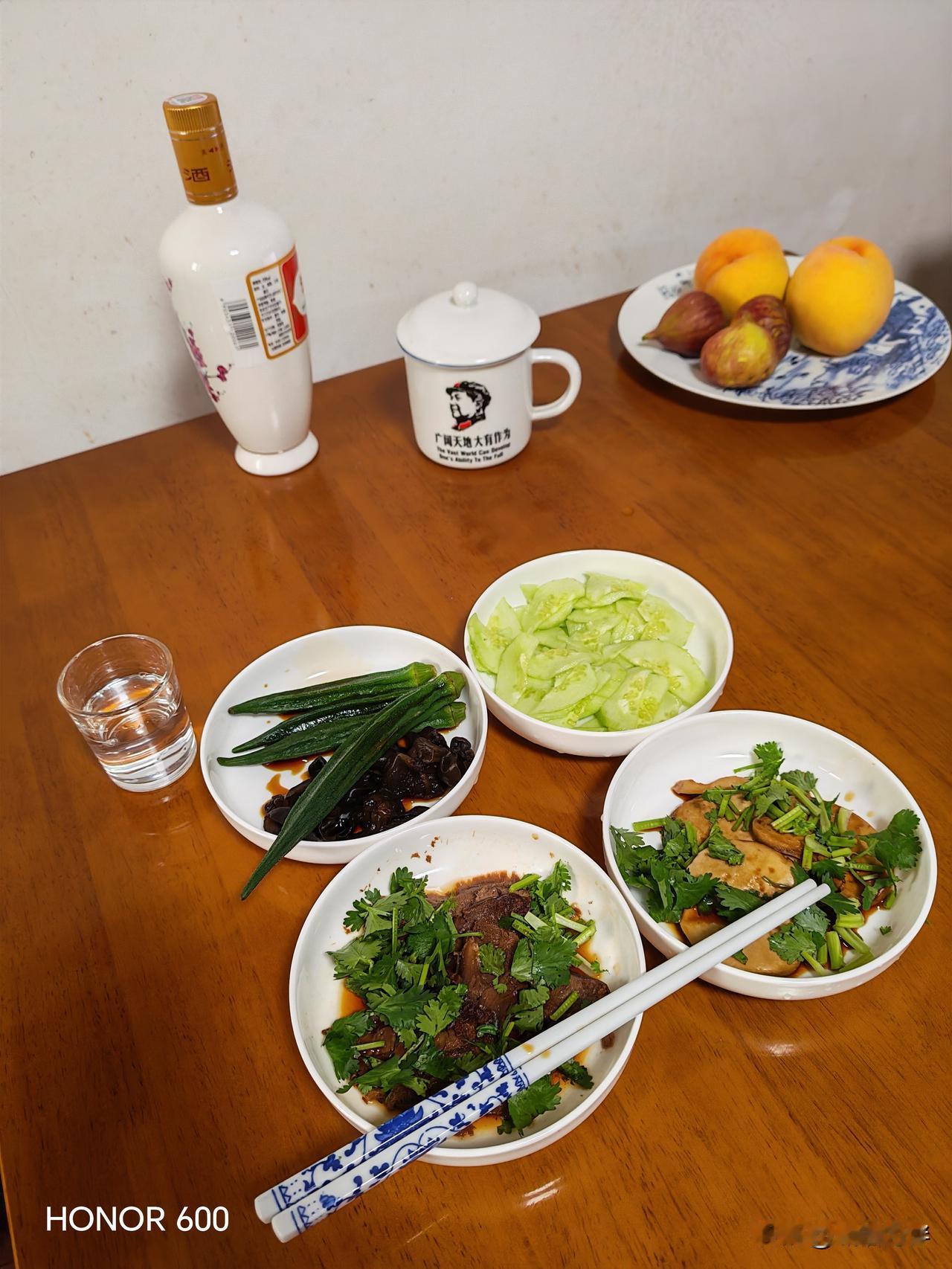 人生二两酒，一两快乐一两忧愁。73单身老男人每天中午喝一两酒，只保留了欢乐，摒弃