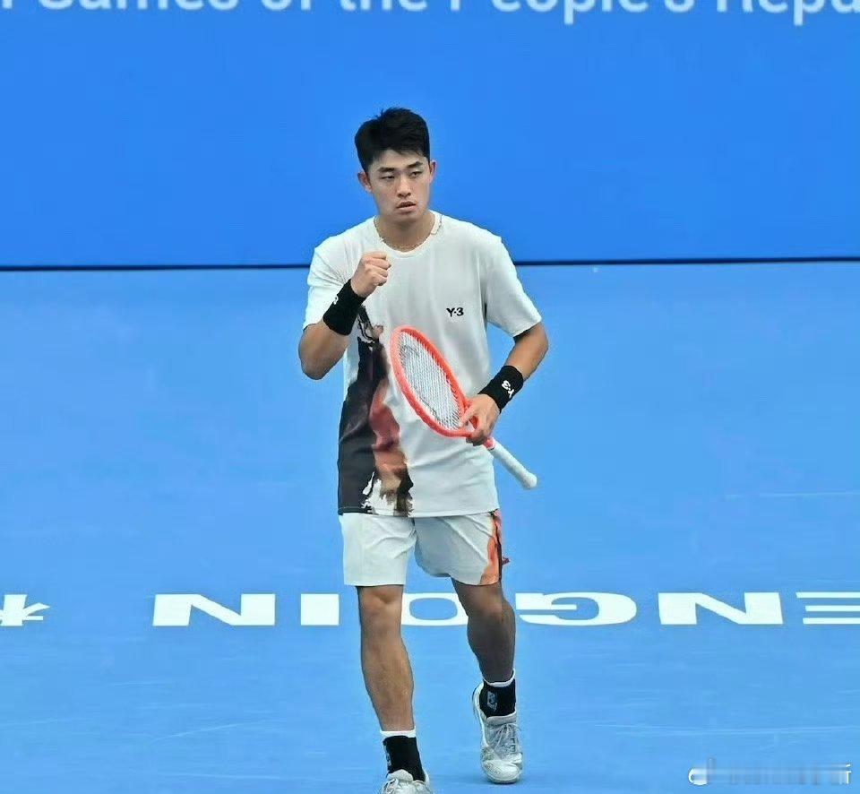 吴易昺6-7(6)/7-6(7)/6-4逆转黄泽林，终结了对后者的两连败！首次闯