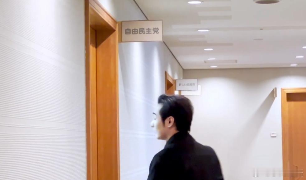 哇！一只纳粹🐸与一只右翼鬼子在一起了。日前，一只神户市议会鬼子窜台后，又与一只