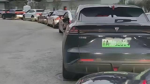国庆上了高速，买了电车的都哭了，这话今年一点不夸张。10月1日，全国高速上跑着约