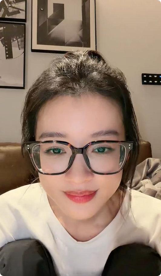 直播被问“没看《妻子旅行》吗？”，孙怡东北腔脱口而出：“我看那玩意儿干啥啊！”这