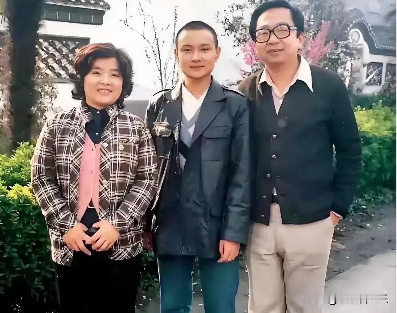 这是一张八十年代的剧组照片，右边是作曲家王立平，站在c位相貌俊美是贾宝玉的扮演者
